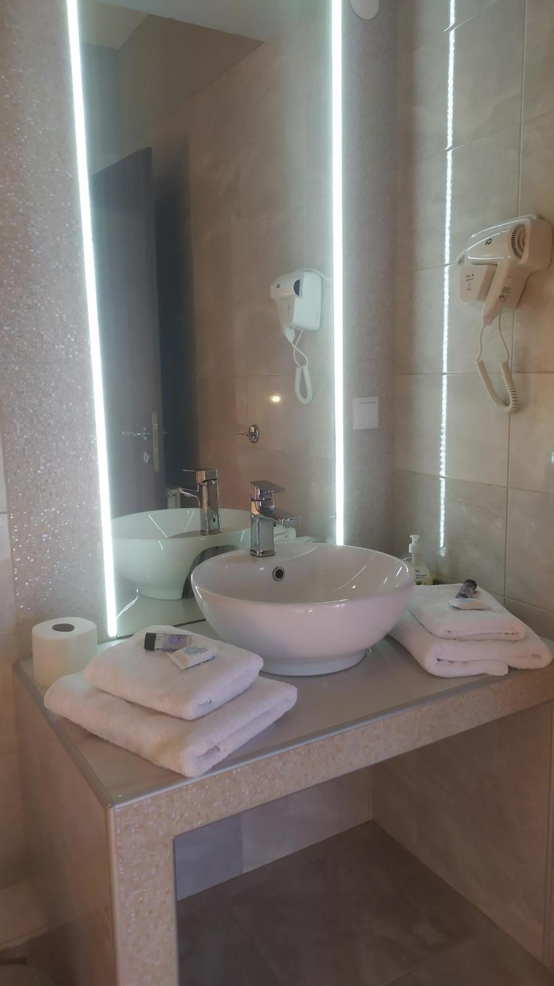Smallhotel - Vevi ภายนอก รูปภาพ